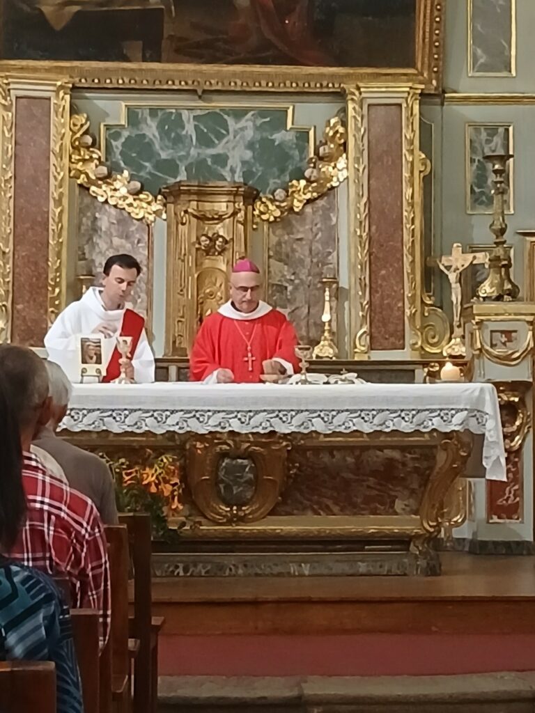 Mgr SOUCHU et le diacre Alexandre MONTES lors de la messe anniversaire pour les 15 ans de la béatification de Sœur Marguerite Rutan (©M-F. Loublanchès)