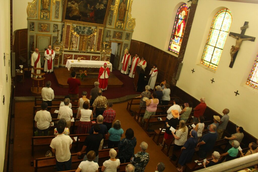 Assemblée des fidèles lors de la messe anniversaire pour les 15 ans de la béatification de Sœur Marguerite Rutan